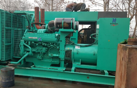 乌兰发电机组如何判断水冷式机油散热器内部是否需要清洗？