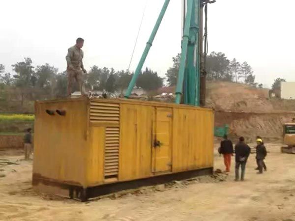 乌兰如何判断水冷式机油散热器密封件是否需要更换？